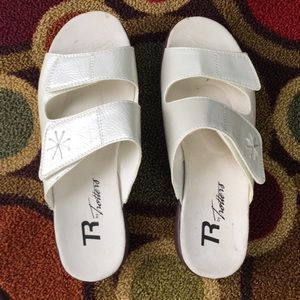 ⭐️ Sz 9N White Sandals ‘TR by Trotters’